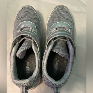 Orthofeet Ladies 8.5 tieless sneakers